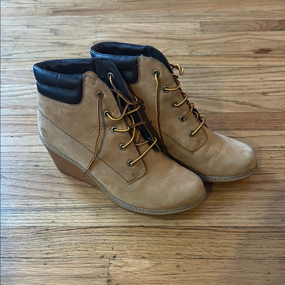Timberland Tan Lace Up Boots with Classic Design